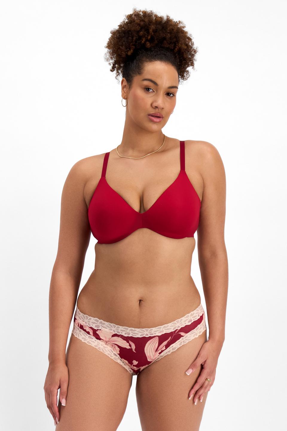 Madeleine (She/Her) wears size 16 and is 181cm tall with 99cm chest and 88cm waist