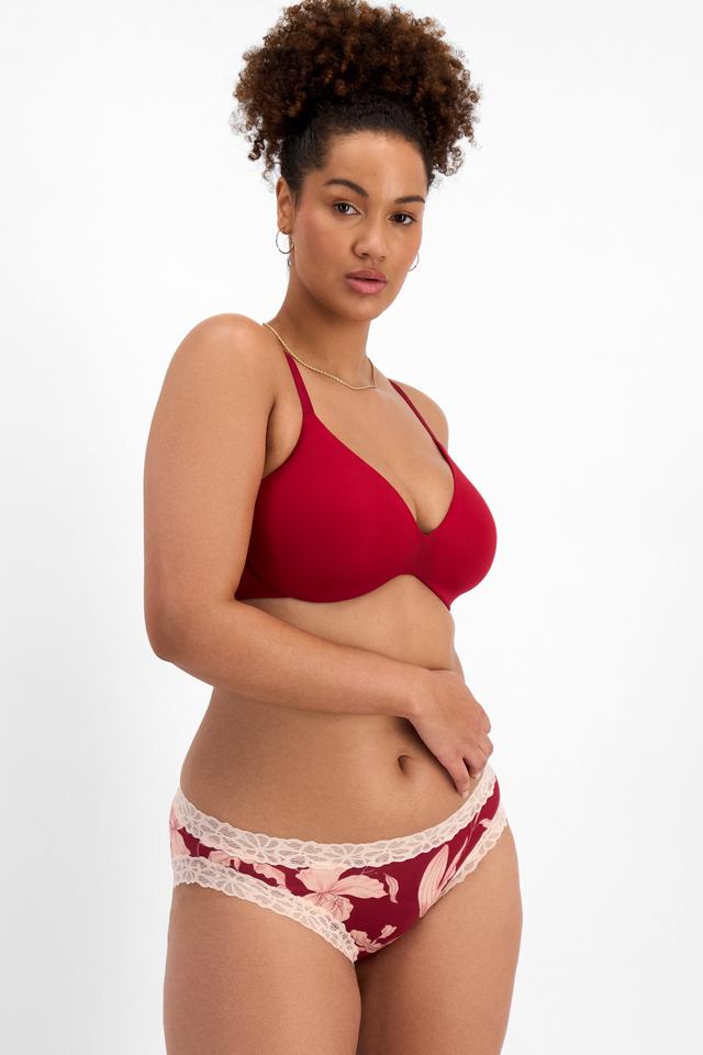 Madeleine (She/Her) wears size 16 and is 181cm tall with 99cm chest and 88cm waist