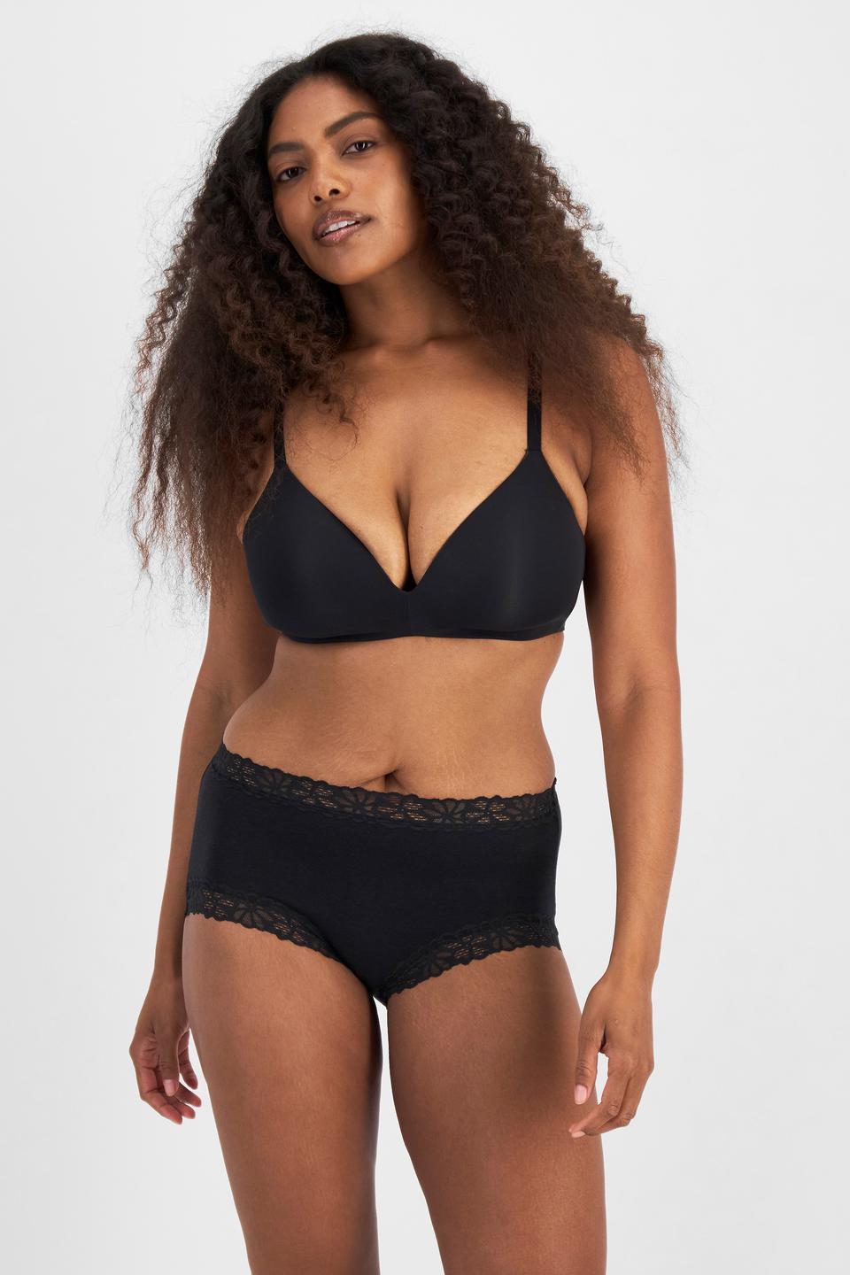 Cassaera (She/Her) wears size 14 and is 180cm tall with 107cm chest and 82cm waist