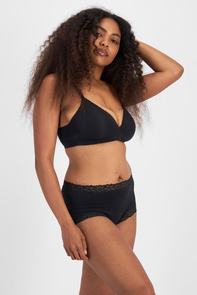 Cassaera (She/Her) wears size 14 and is 180cm tall with 107cm chest and 82cm waist