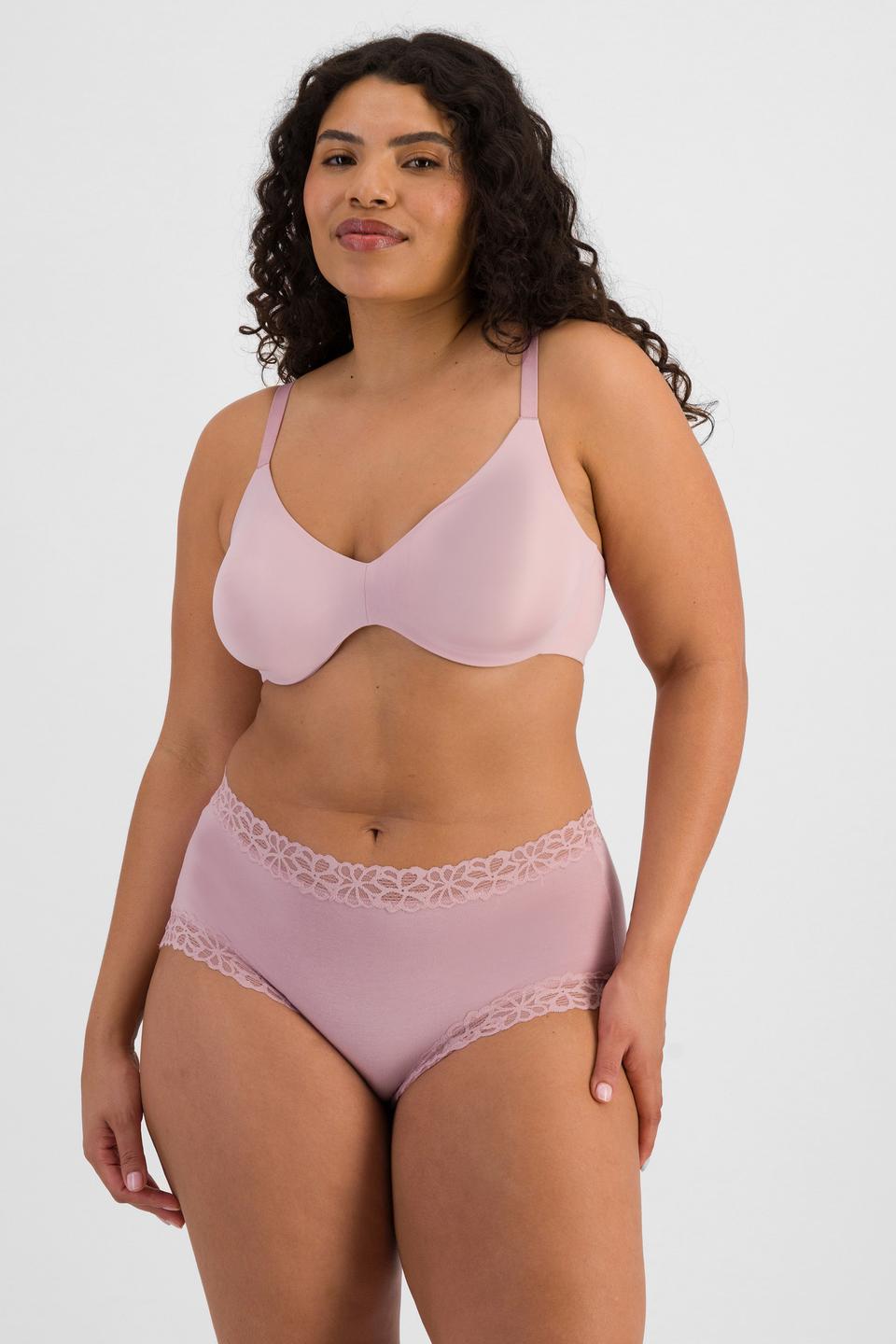 Laura (She/Her) wears size 14 and is 165cm tall with 94cm chest and 76cm waist
