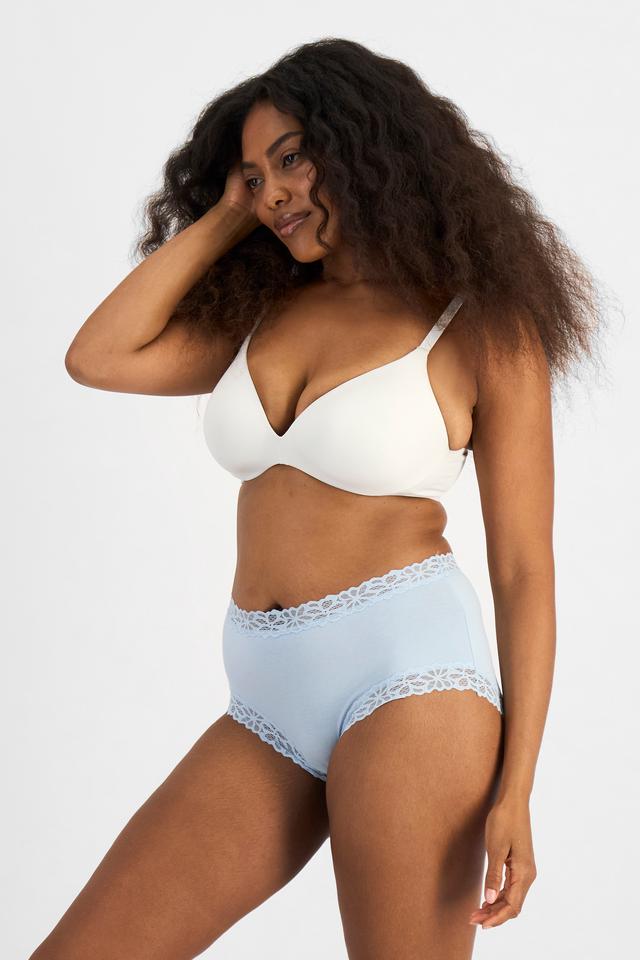 Cassaera (She/Her) wears size 14 and is 180cm tall with 107cm chest and 82cm waist