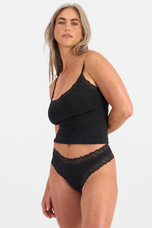 Kiah (She/Her) wears size 10 and is 165cm tall with 89cm chest and 66cm waist