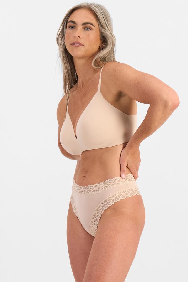 Kiah (She/Her) wears size 10 and is 165cm tall with 89cm chest and 66cm waist