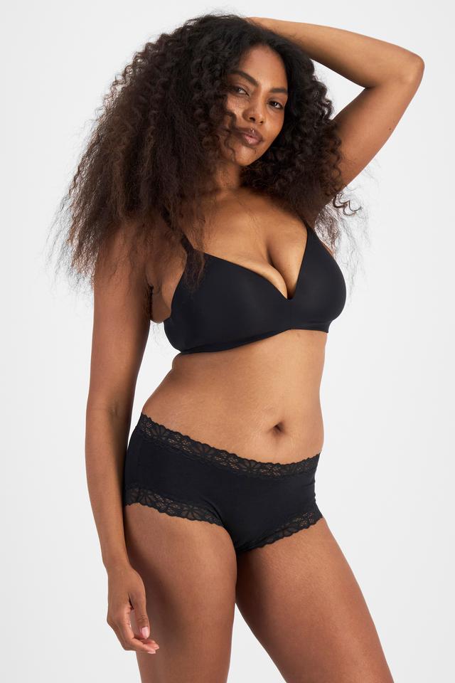 Cassaera (She/Her) wears size 14 and is 180cm tall with 107cm chest and 82cm waist