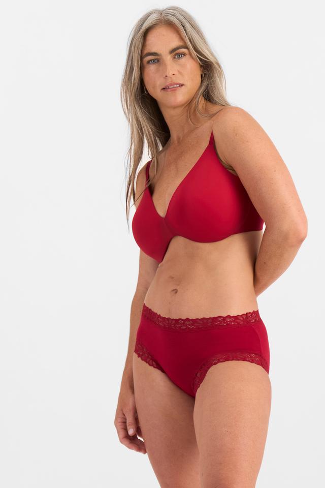 Kiah (She/Her) wears size 10 and is 165cm tall with 89cm chest and 66cm waist