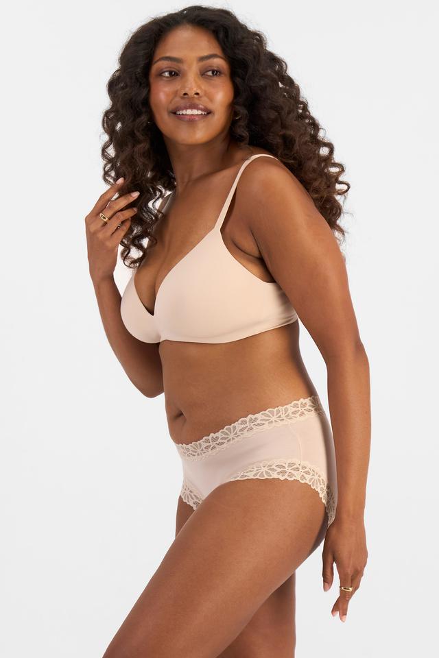 Cassaera (She/Her) wears size 14 and is 180cm tall with 107cm chest and 82cm waist