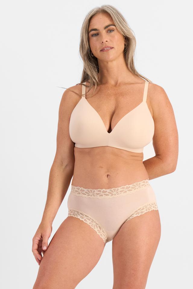 Kiah (She/Her) wears size 10 and is 165cm tall with 89cm chest and 66cm waist