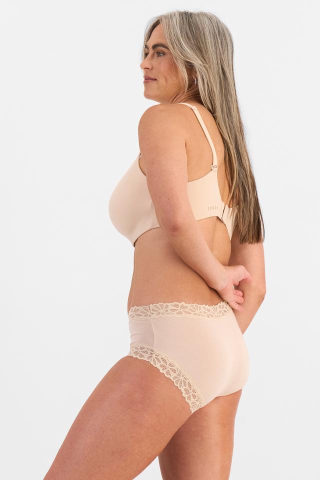 Kiah (She/Her) wears size 10 and is 165cm tall with 89cm chest and 66cm waist