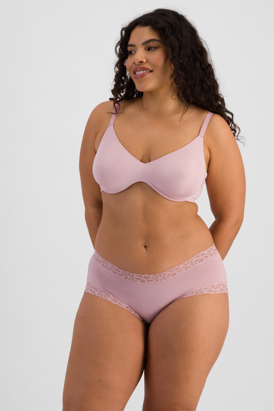 Laura (She/Her) wears size 14 and is 165cm tall with 94cm chest and 76cm waist