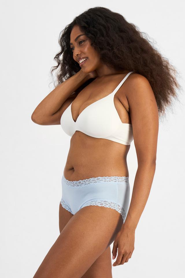 Cassaera (She/Her) wears size 14 and is 180cm tall with 107cm chest and 82cm waist