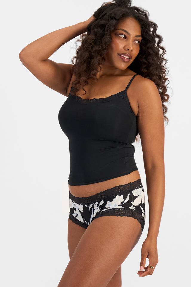 Cassaera (She/Her) wears size 14 and is 180cm tall with 107cm chest and 82cm waist