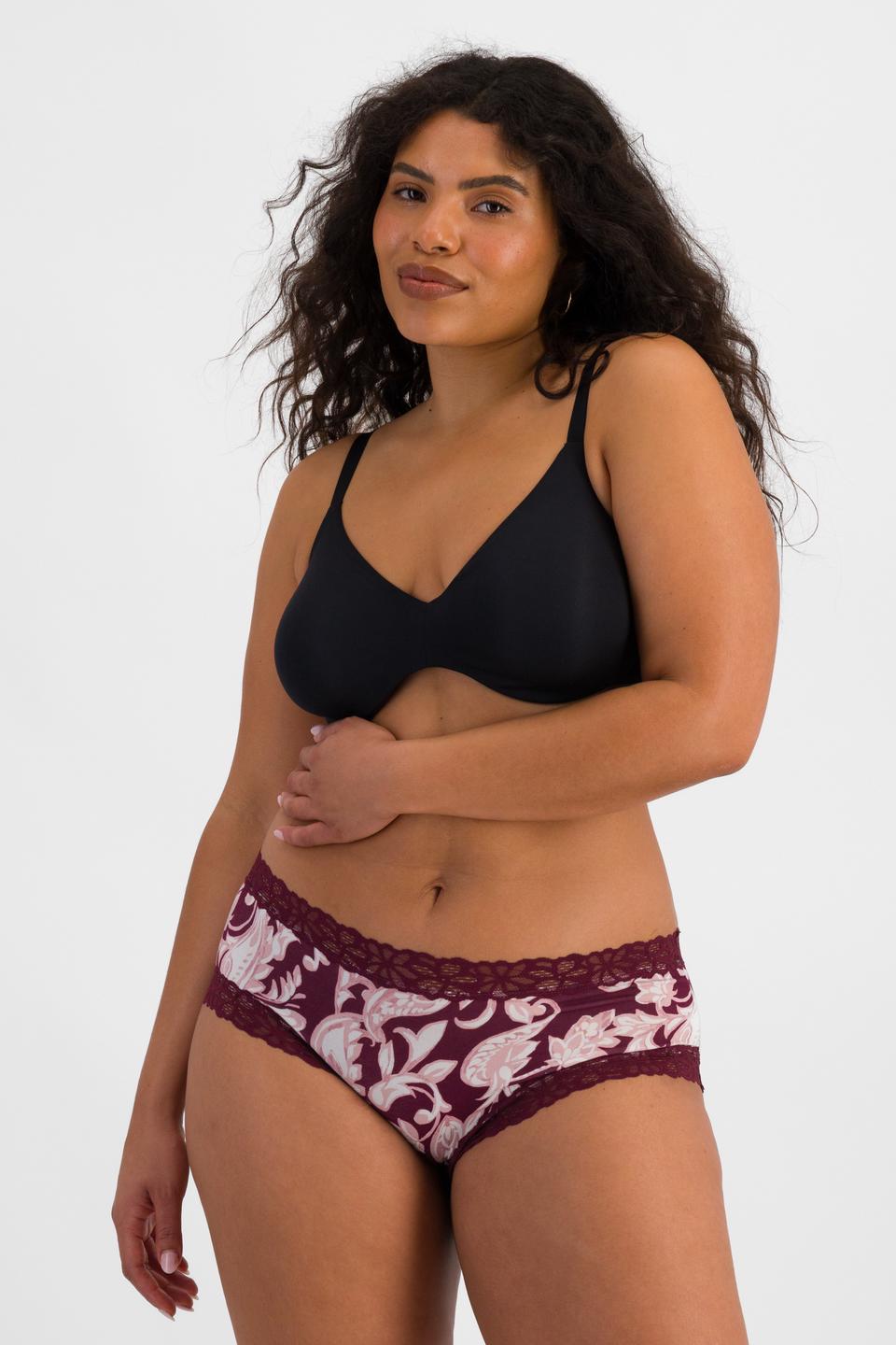 Laura (She/Her) wears size 14 and is 165cm tall with 94cm chest and 76cm waist