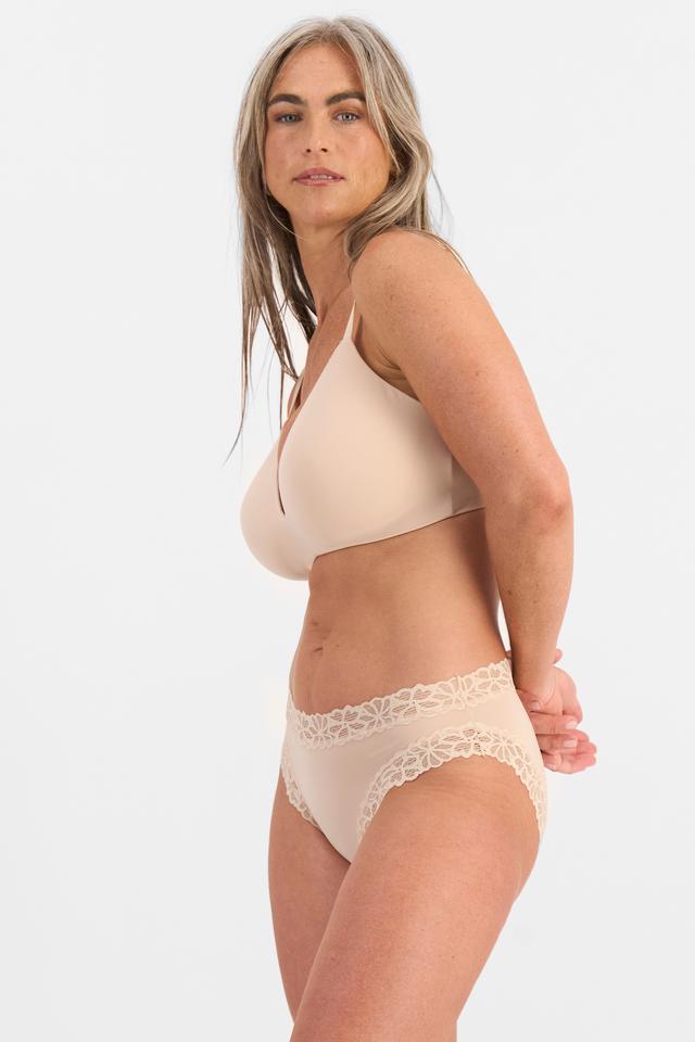 Kiah (She/Her) wears size 10 and is 165cm tall with 89cm chest and 66cm waist