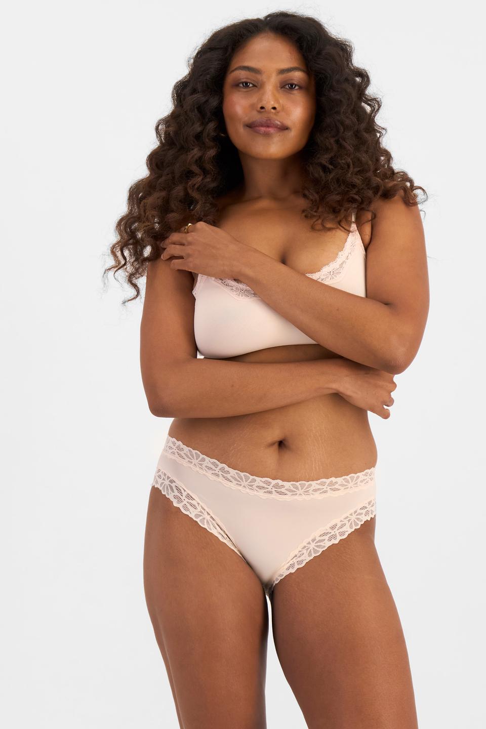 Cassaera (She/Her) wears size 14 and is 180cm tall with 107cm chest and 82cm waist