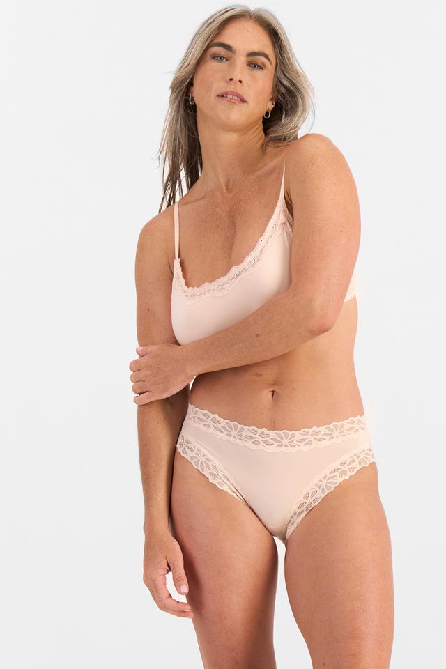 Kiah (She/Her) wears size 10 and is 165cm tall with 89cm chest and 66cm waist