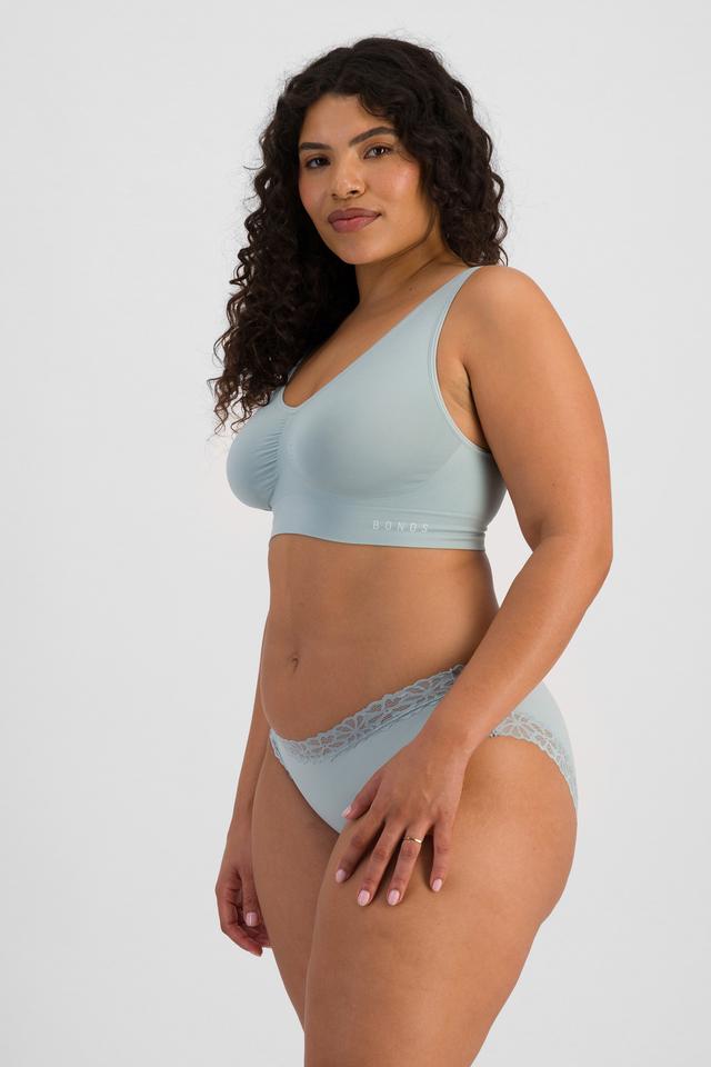Laura (She/Her) wears size 14 and is 165cm tall with 94cm chest and 76cm waist