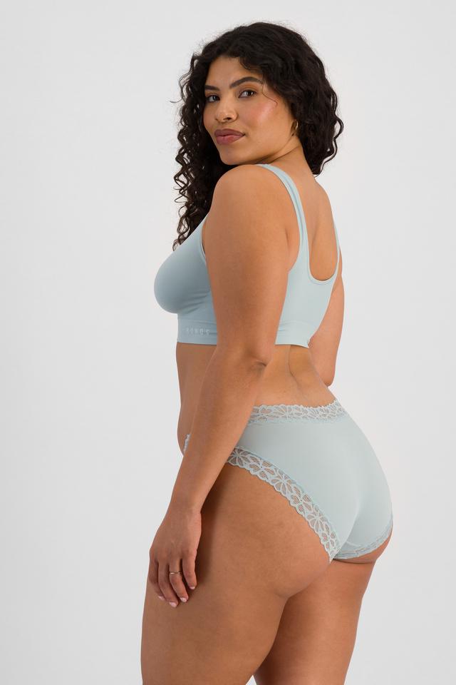 Laura (She/Her) wears size 14 and is 165cm tall with 94cm chest and 76cm waist