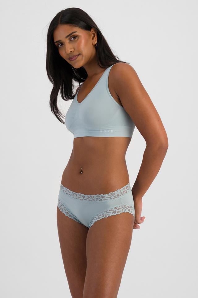 NAYA (She/Her) wears size 10 and is 174cm tall with 80cm chest and 63cm waist