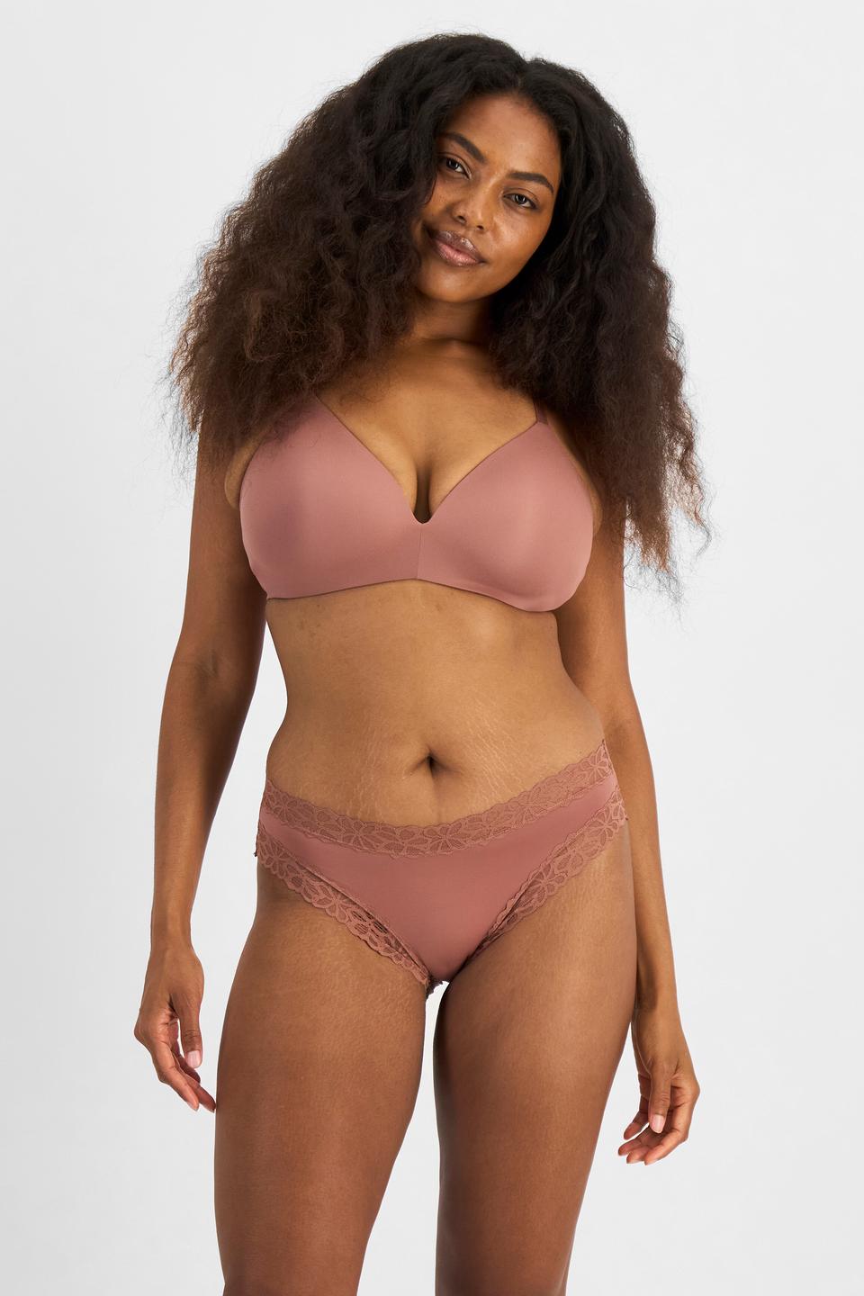 Cassaera (She/Her) wears size 14 and is 180cm tall with 107cm chest and 82cm waist