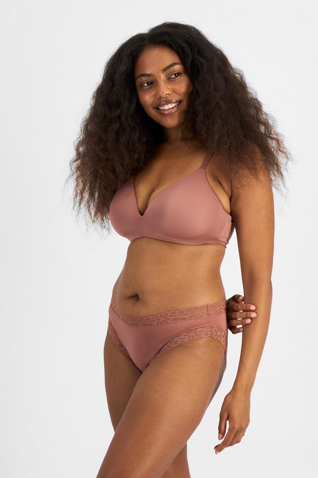 Cassaera (She/Her) wears size 14 and is 180cm tall with 107cm chest and 82cm waist