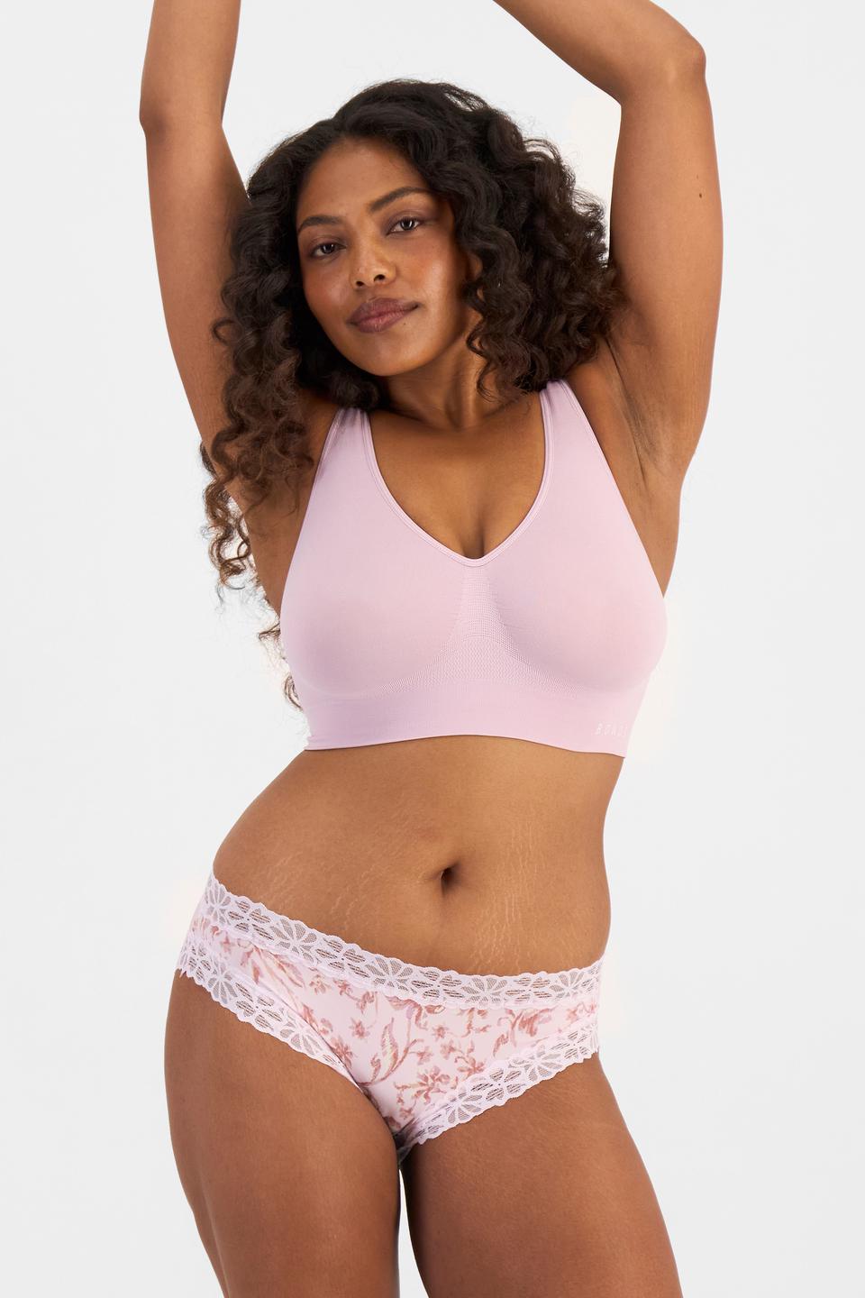 Cassaera (She/Her) wears size 14 and is 180cm tall with 107cm chest and 82cm waist
