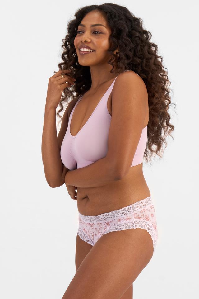 Cassaera (She/Her) wears size 14 and is 180cm tall with 107cm chest and 82cm waist
