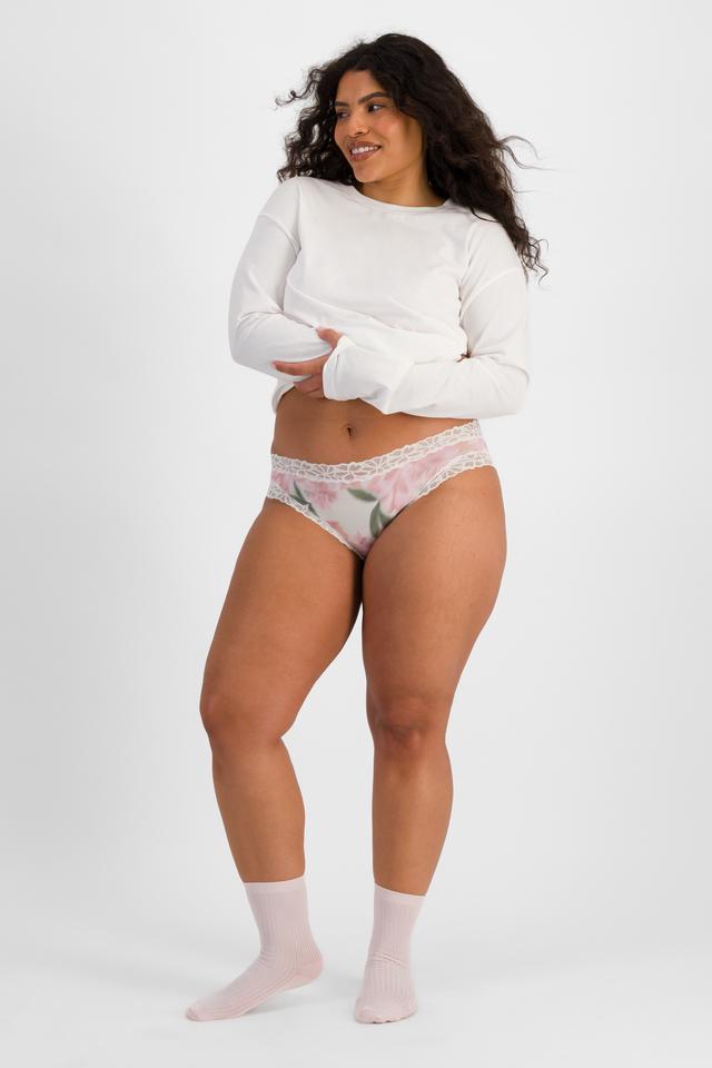 Laura (She/Her) wears size 14 and is 165cm tall with 94cm chest and 76cm waist