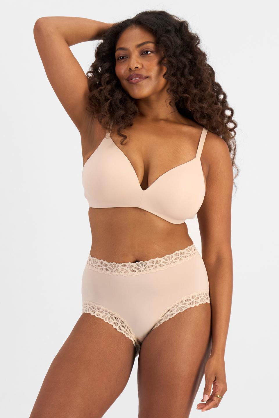 Cassaera (She/Her) wears size 14 and is 180cm tall with 107cm chest and 82cm waist