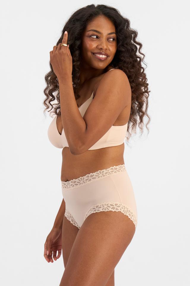 Cassaera (She/Her) wears size 14 and is 180cm tall with 107cm chest and 82cm waist