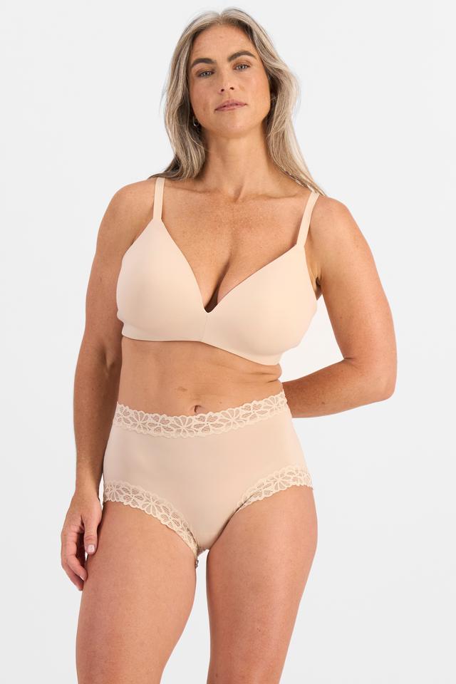 Kiah (She/Her) wears size 10 and is 165cm tall with 89cm chest and 66cm waist