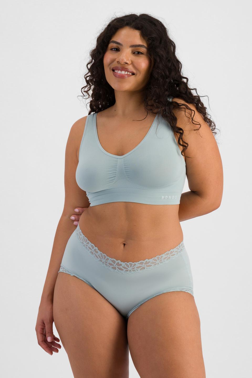 Laura (She/Her) wears size 14 and is 165cm tall with 94cm chest and 76cm waist