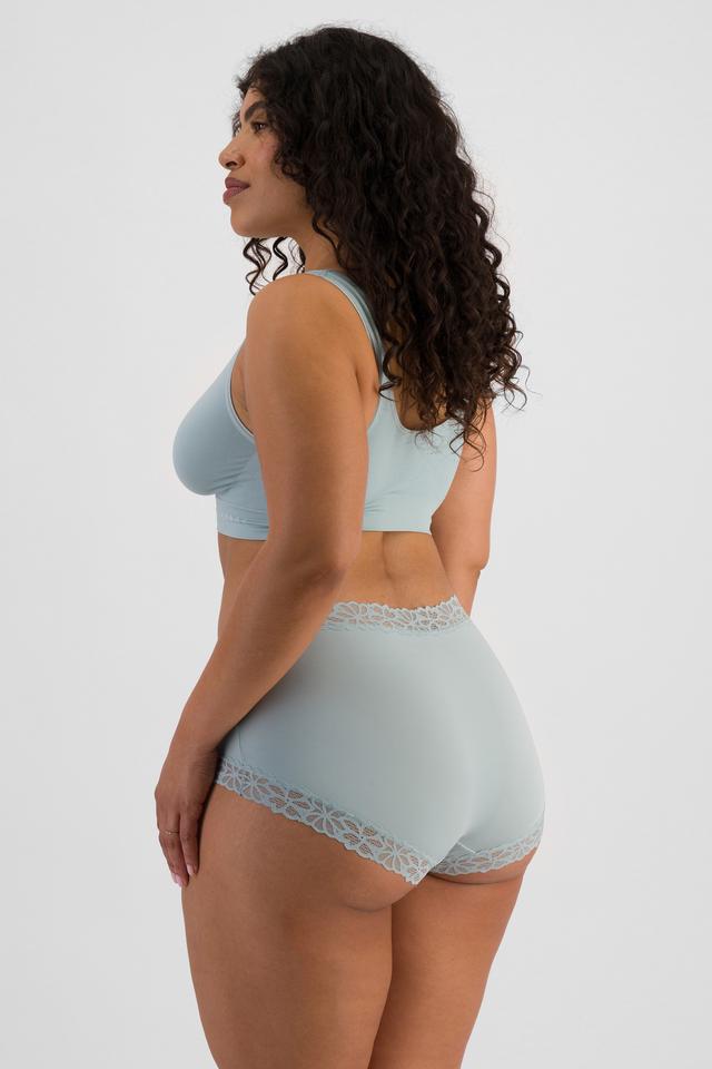 Laura (She/Her) wears size 14 and is 165cm tall with 94cm chest and 76cm waist