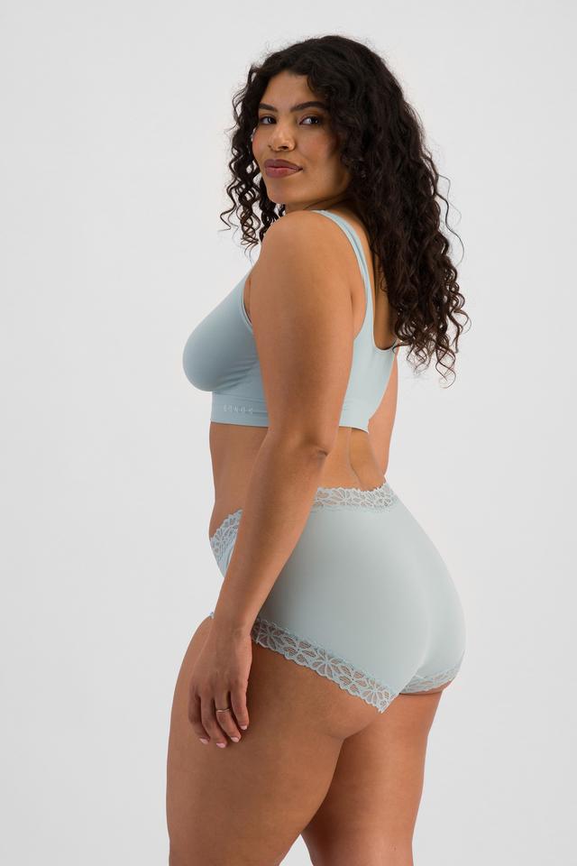 Laura (She/Her) wears size 14 and is 165cm tall with 94cm chest and 76cm waist