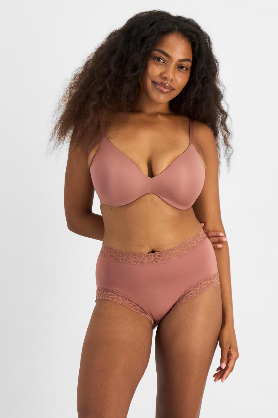 Cassaera (She/Her) wears size 14 and is 180cm tall with 107cm chest and 82cm waist