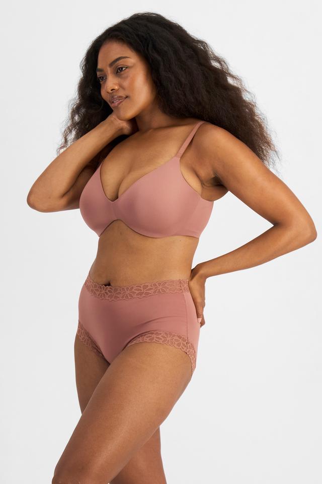 Cassaera (She/Her) wears size 14 and is 180cm tall with 107cm chest and 82cm waist