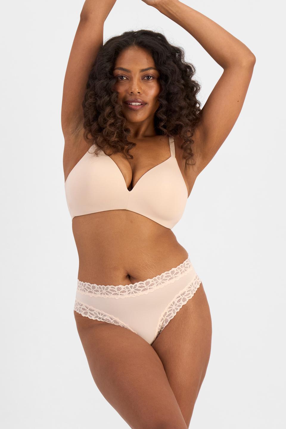 Cassaera (She/Her) wears size 14 and is 180cm tall with 107cm chest and 82cm waist