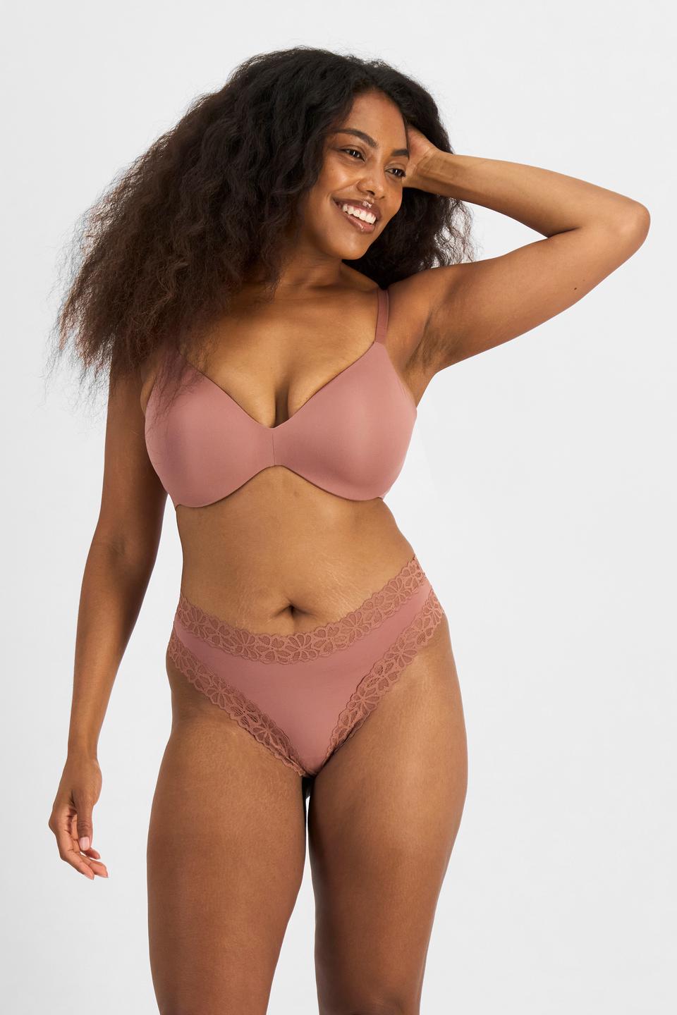 Cassaera (She/Her) wears size 14 and is 180cm tall with 107cm chest and 82cm waist