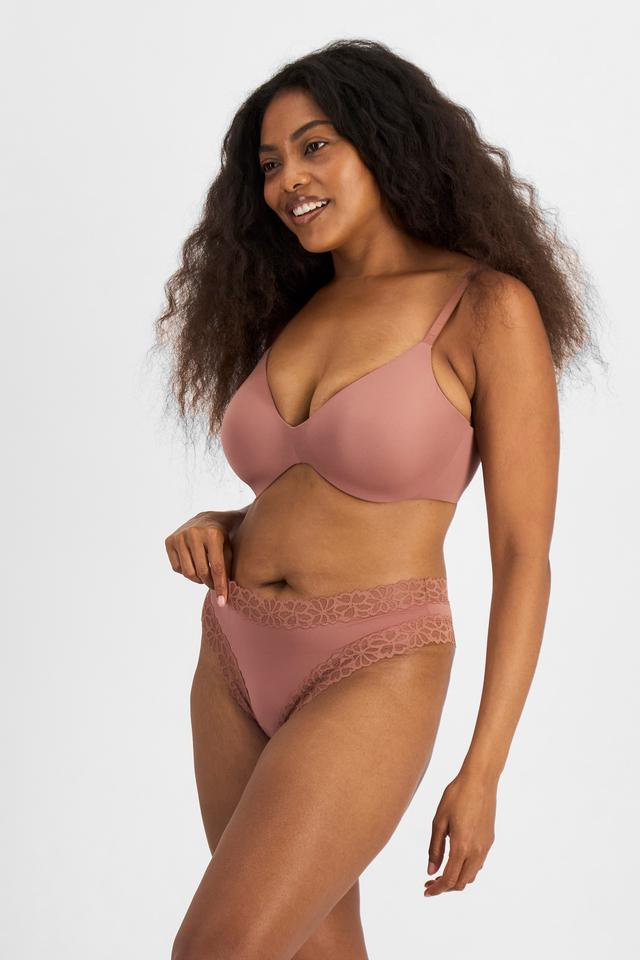 Cassaera (She/Her) wears size 14 and is 180cm tall with 107cm chest and 82cm waist