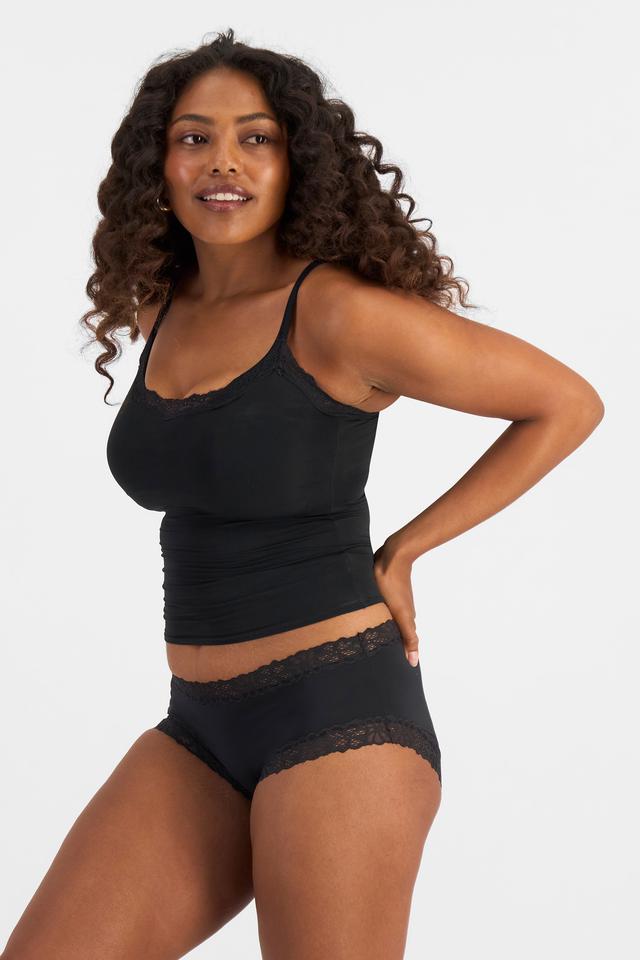 Cassaera (She/Her) wears size 14 and is 180cm tall with 107cm chest and 82cm waist
