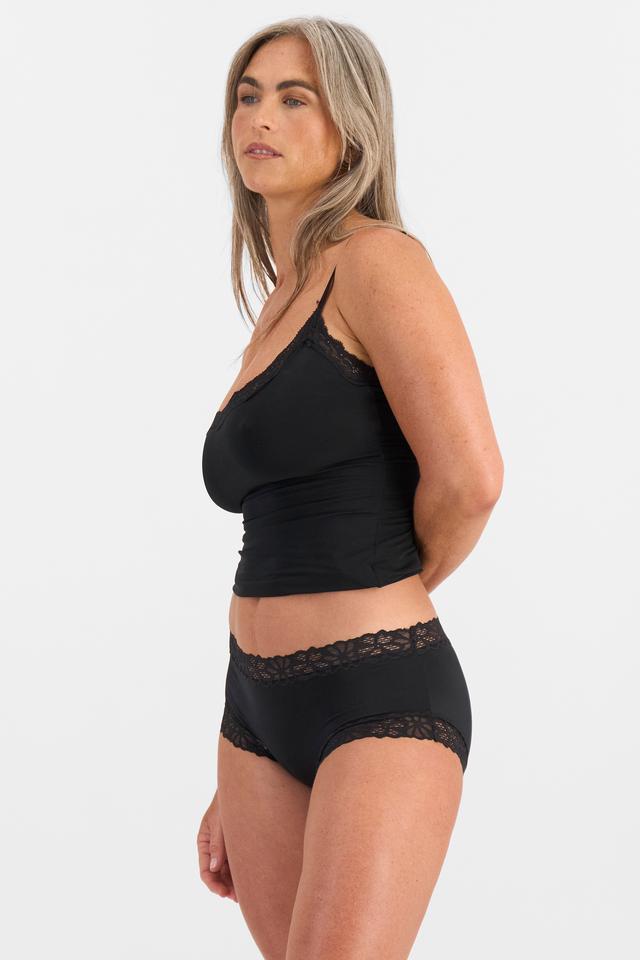 Kiah (She/Her) wears size 10 and is 165cm tall with 89cm chest and 66cm waist