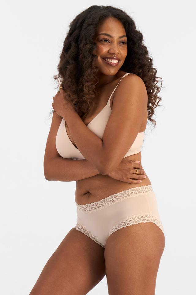 Cassaera (She/Her) wears size 14 and is 180cm tall with 107cm chest and 82cm waist