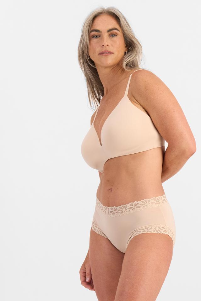 Kiah (She/Her) wears size 10 and is 165cm tall with 89cm chest and 66cm waist