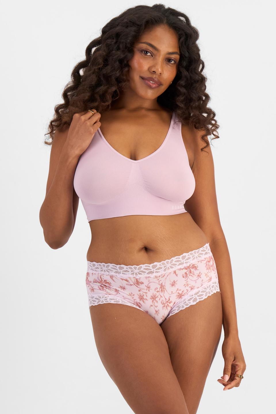 Cassaera (She/Her) wears size 14 and is 180cm tall with 107cm chest and 82cm waist