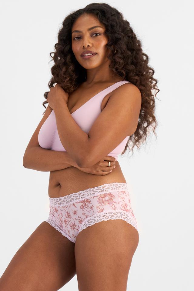 Cassaera (She/Her) wears size 14 and is 180cm tall with 107cm chest and 82cm waist