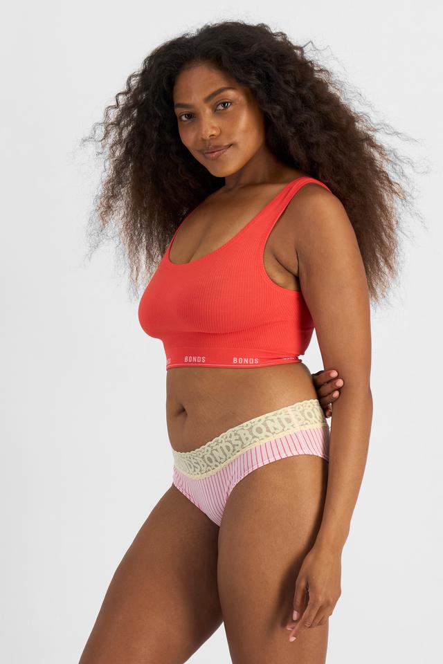 Cassaera (She/Her) wears size 14 and is 180cm tall with 107cm chest and 82cm waist