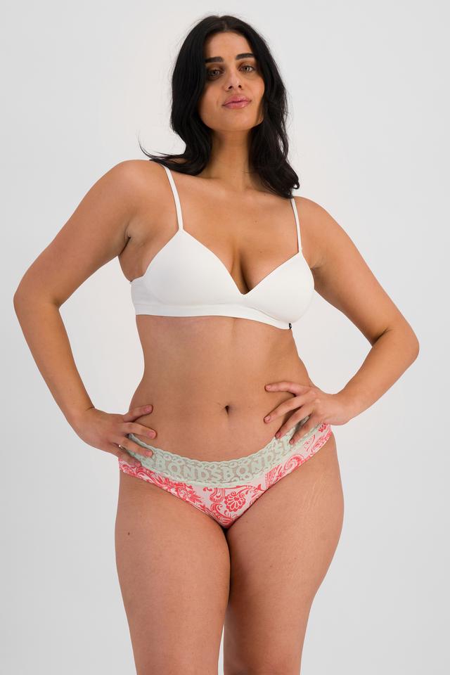 Grace (She/Her) wears size 14 and is 170cm tall with 97.8cm chest and 82.6cm waist
