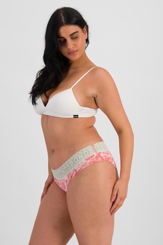 Grace (She/Her) wears size 14 and is 170cm tall with 97.8cm chest and 82.6cm waist