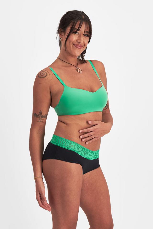 Leah (She/Her) wears size 14 and is 185cm tall