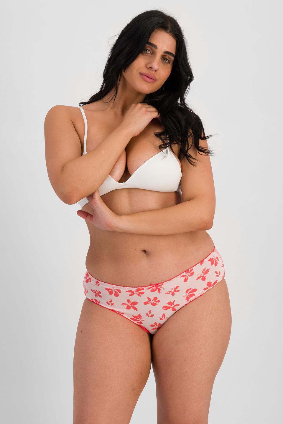 Grace (She/Her) wears size 14 and is 170cm tall with 97.8cm chest and 82.6cm waist